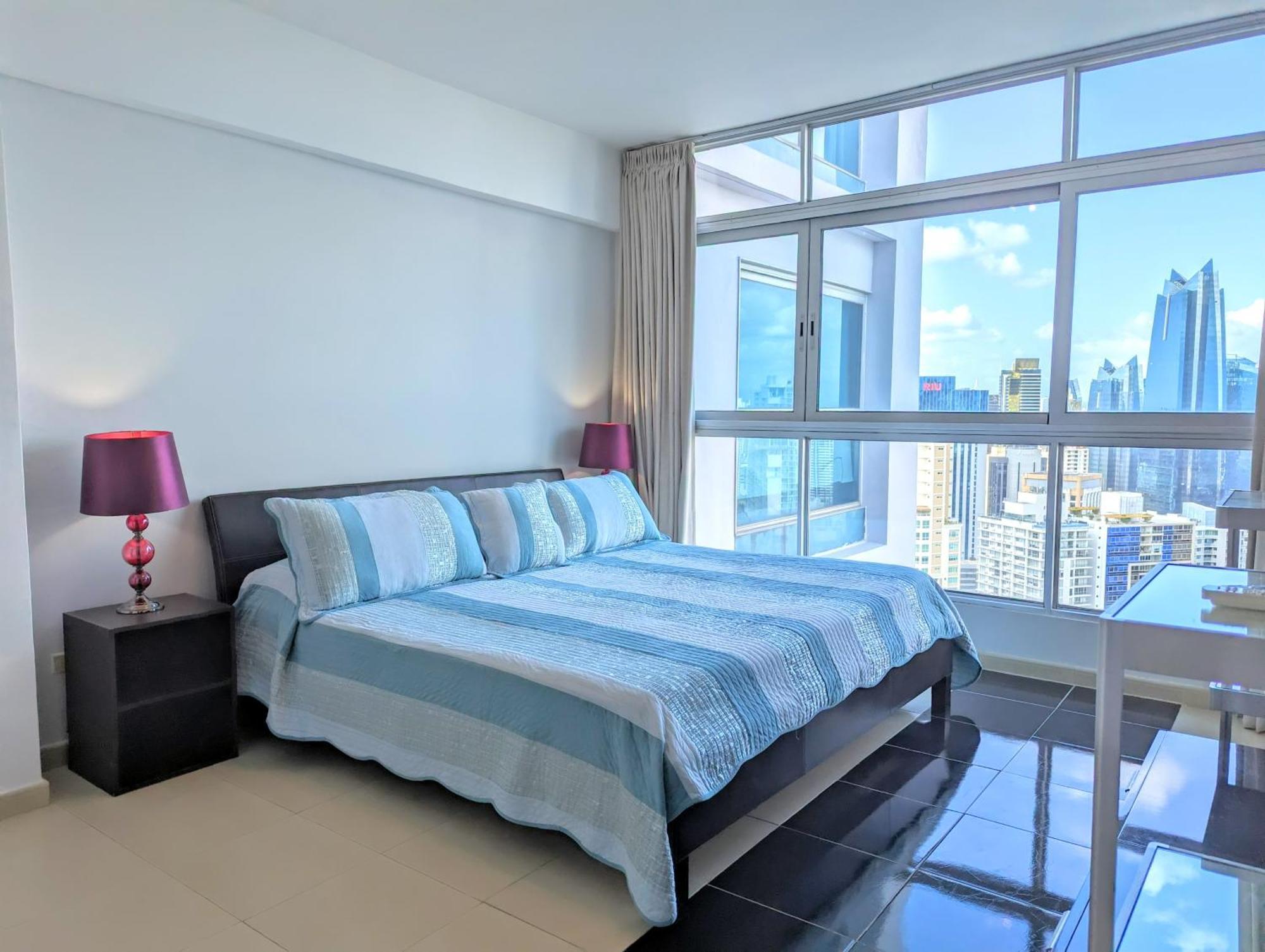 Yc 3602 L 2br En Av Balboa Panama City