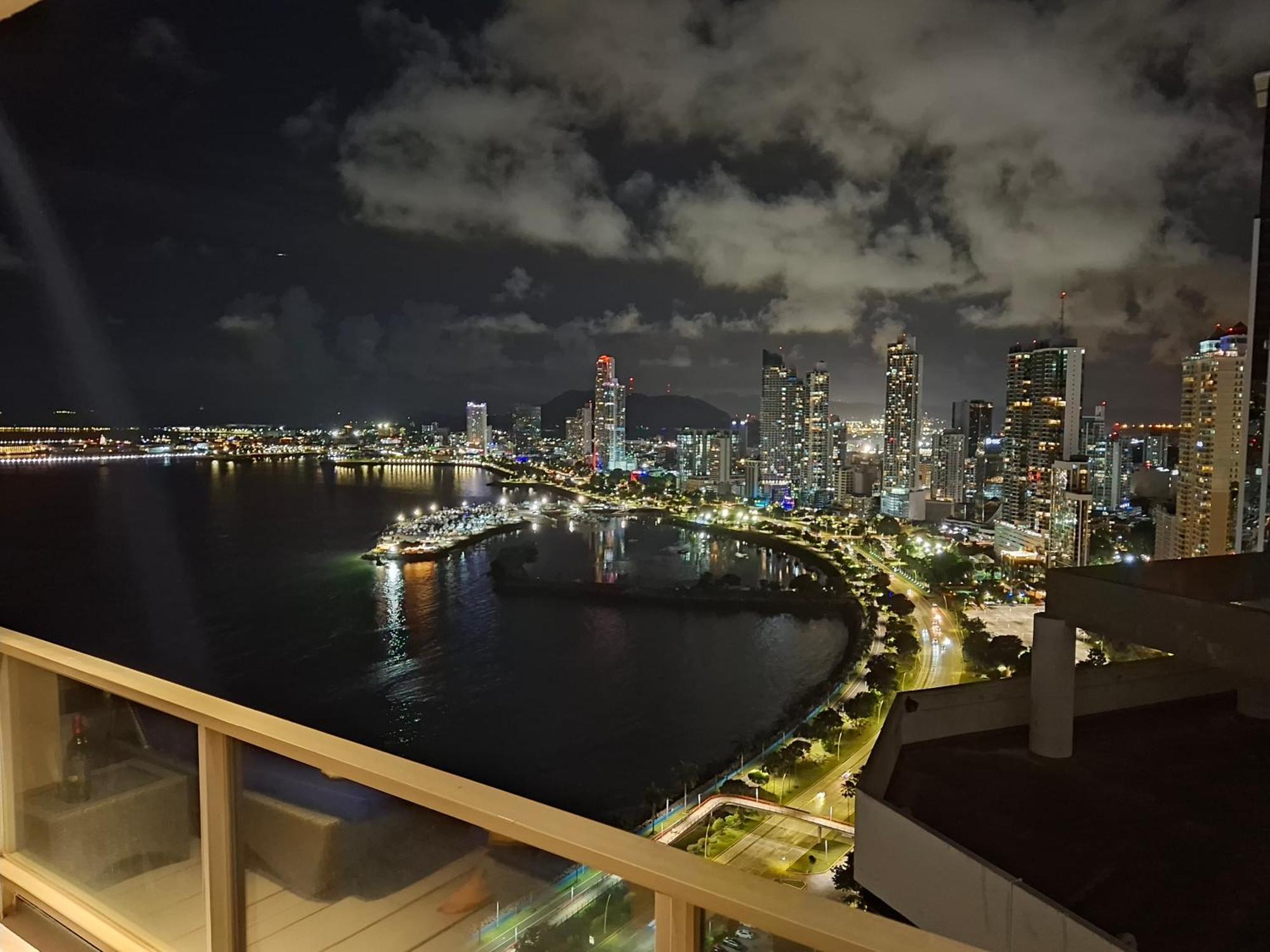 Yc 3602 L 2br En Av Balboa Panama City